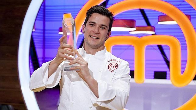 Carlos, ganador de la tercera edición de MasterChef, posa con el trofeo