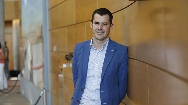 Juan Segovia, diputado regional del PSOE, posa para ABC en la Asamblea de Madrid
