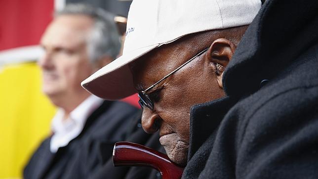 Fotografía de archivo del 18 de julio de 2014 del Premio Nobel de Paz, el arzobispo emérito sudafricano Desmond Tutu, durante el Día de Mandela en Ciudad del Cabo (Sudáfrica)
