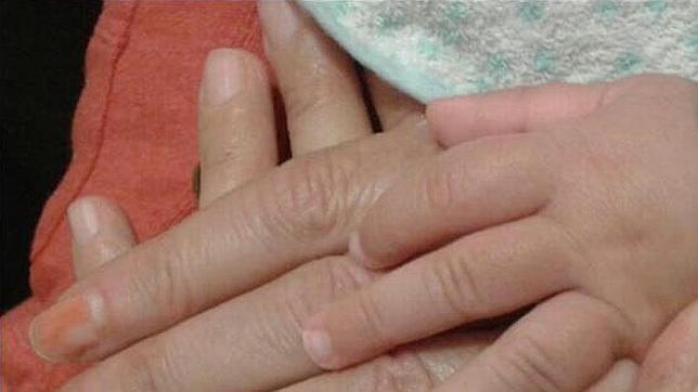 Manos de una mujer y de un bebé
