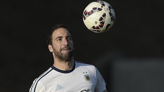Higuaín, en un entrenamiento con Argentina