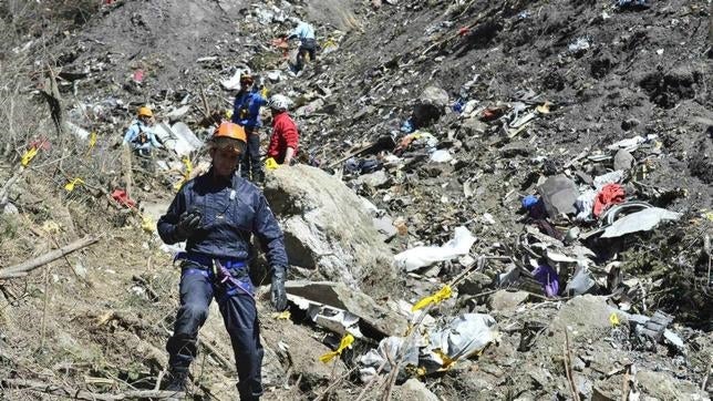 Labores de recogida de los restos del avión