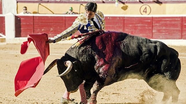 El diestro Francisco Rivera Ordóñez, en su faena con la muleta