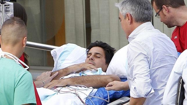 Francisco Rivera Ordóñez, a su llegada a la clínica Quirón de Zaragoza, acompañado de José Cutiño, su apoderado