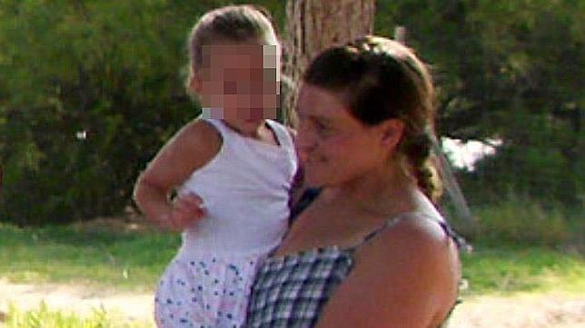 Imagen de la mujer, que ha degollado a su bebé, con su hija mayor