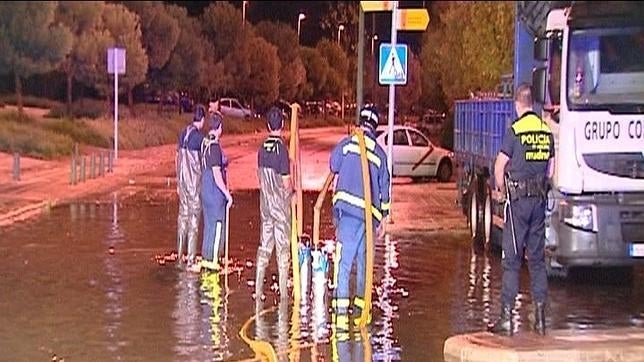 Imagen de archivo de la intervención de los bomberos durante una tormenta en Fuenlabrada