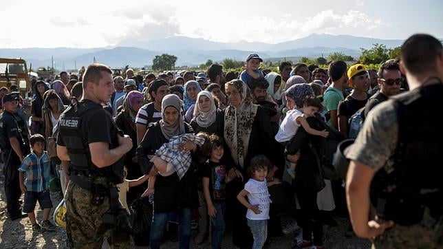 Inmigrantes hoy en las cercanías de la ciudad de Gevgelija, en el sur de Macedonia