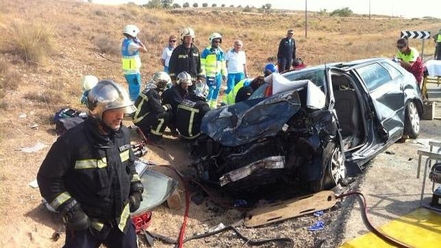 En la imagen, sanitarios del Sammur y bomberos han asistido a los heridos