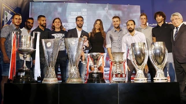 Raúl García, con su mujer, su hija, varios de sus compañeros y el presidente del Atlético, en la despedida del jugador del club rojiblanco