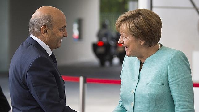 Isa Mustafa, primer ministro de Kosovo, saluda a Angela Merkel durante un encuentro en junio