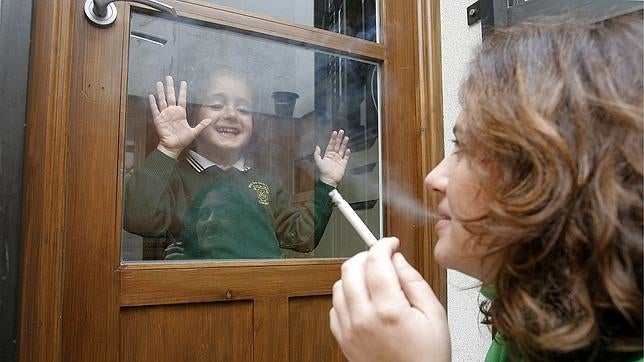 Una madre fuma en el patio de su casa para no perjudicar a su hija