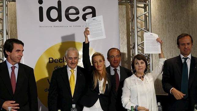 Lilian Tintori y Mitzy Capriles (d), mujeres de Leopoldo López y Antonio Ledezma, con los expresidentes Aznar, Pastrana, Calderón y Quiroga, el pasado abril en Panamá