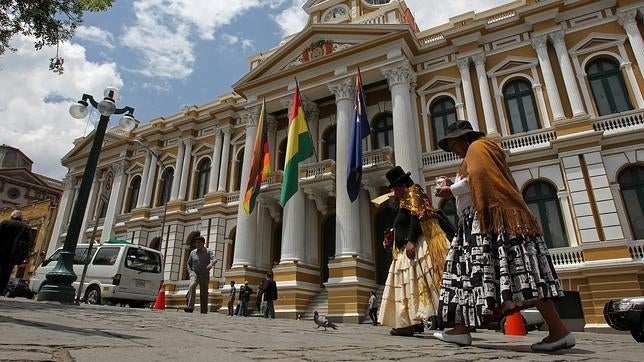 Fotografía de la Asamblea Legislativa de Bolivia donde se ve la bandera azul de la reivindicación marítima