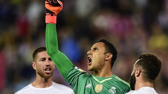 Navas celebra su excelente parada