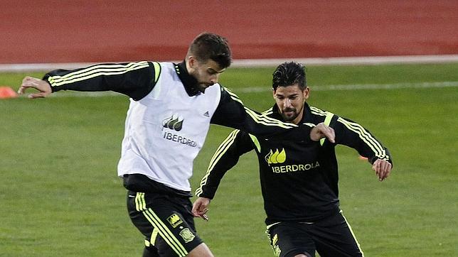 Piqué, en un entrenamiento en Las Rozas con Nolito