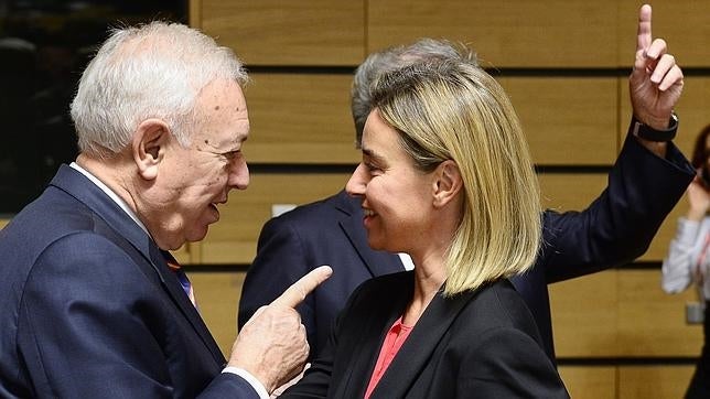 José Manuel García-Margallo y Federica Mogherini, este lunes en Luxemburgo