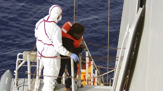 La Marina Militar italiana durante una operación de rescate