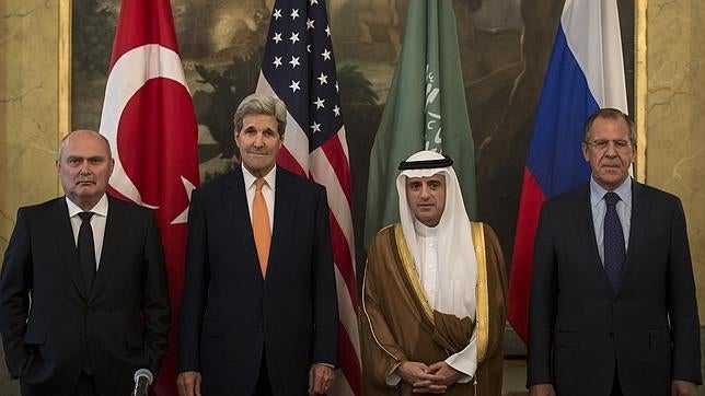 De izquierda a derecha, los jefes de la diplomacia Feridun Sinirlioglu (Turquía), John Kerry (EE.UU.), Adel al-Jubeir (Arabia Saudí) y Serguei Lavrov (Rusia), este viernes en Viena