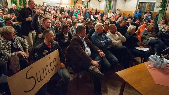 Vecinos de Sumte durante una asamblea informativa con las autoridades locales y regionales