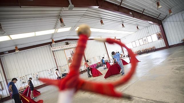 Alumnos entrenándose en la Escuela Taurina Marcial Lalanda