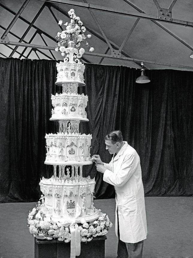 El repostero real preparando la tarta nupcial. Arriba, el trozo subastado