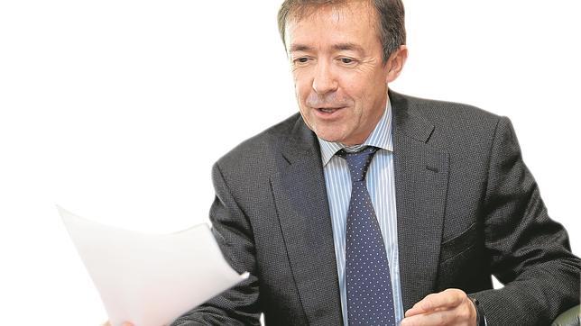José Carrillo, en su despacho oficial del Rectorado de la Complutense