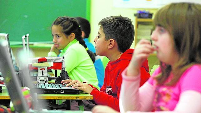 Alumnos de un centro público que ya se familiarizan con los ordenadores en clase
