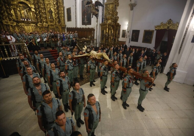 Las imágenes del vía crucis del Señor de la Caridad de Córdoba el Viernes Santo de 2024