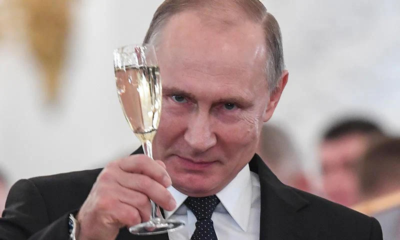 A la izq., Vladimir Putin brinda durante un acto de reconocimiento a los militares que combatieron en Siria, en 2017. A la dcha., baila con la ministra de Exteriores de Austria, Karin Kneissl, en 2018.