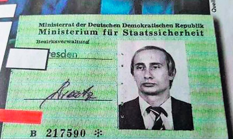 Carné de Putin que lo acreditaba como agente de la Stasi.