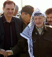 ApHisham Miki, el director de la radiotelevisión de Yaser Arafat asesinado ayer, aparece en esta imagen del pasado día 7 junto al líder palestino en Gaza
