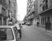 Dos agentes patrullan por la calle Bello, lugar habitual de venta de droga. Israel García