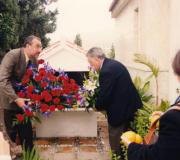 Flores rojas y blancas ayer en Vélez, en la ofrenda a María Zambrano. José Antonio Berrocal
