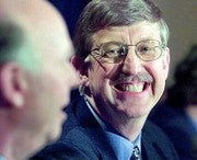Francis Collins, director del proyecto público en EE.UU., sonríe ante las explicaciones de Craig Venter. Epa