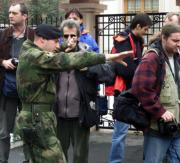 Un policía yugoslavo dispersa a varios miembros de la Prensa frente al domicilio de Slobodan Milósevic, en Belgrado. AP