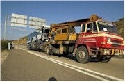 Una grúa retira el autocar del lugar del accidente