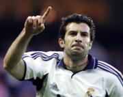 Figo sólo fue ayer un número uno en su golazo, que valió tres puntos. Arrriba, Raúl en pugna con Pacheta. Miguel Berrocal e Ignacio Gil