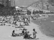 La playa del Postiguet en Alicante lucía esta imagen ayer a mediodía. Antonia Martínez