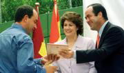 Romero y Paternina contemplan las fotografías en soporte de cristal. Antonia Martínez