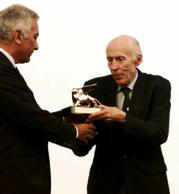 El director Eric Rohmer (a la derecha) recibió el León de Oro a su carrera. Epa