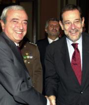 Javier Solana, ayer, saluda al ministro de Defensa, Antonio Martino. Ap