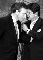 Trillo conversaba discretamente con Dezcallar el día de la jura del nuevo director de los Servicios de Inteligencia españoles. Chema Barroso