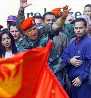 Hugo Chávez, vestido de militar, saluda a sus seguidores ayer en Caracas. Epa