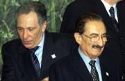 Ismail Cem, ya ex ministro turco de Exteriores, coloca a Bulent Ecevit, primer ministro, para la foto de familia en la cumbre comunitaria de Gotenburgo. Epa