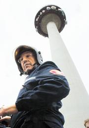 El fuego que se produjo en la tercera planta de Torrespaña no causó daños personales. Chema Barroso