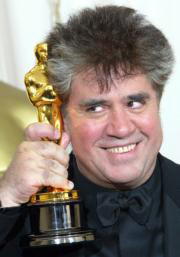 Pedro Almodóvar luce con orgullo su segundo Oscar. EPA