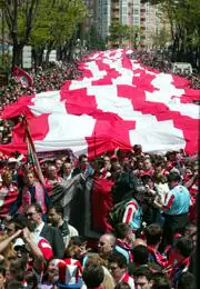 La Caravana Rojiblanca Porto La Bandera Mas Grande De La Historia Para Festejar El Centenario Del Atletico De Madrid