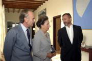 Pérez-Reverte conversa con los Duques de Soria antes de su conferencia. ICAL