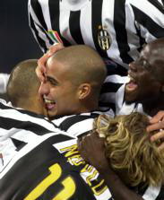 Trezeguet, en el centro de la piña juventina celebrando un gol. AP
