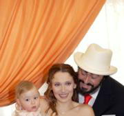 Foto oficial del nuevo matrimonio con su pequeña hija Alice